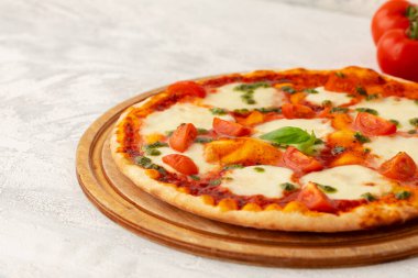 Taze pişmiş pizza, masaya yakın.