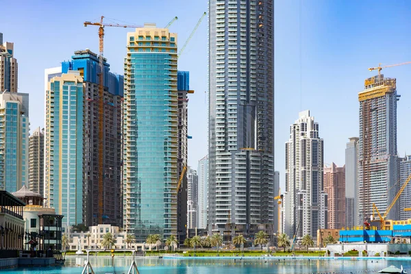 Дубай, ОАЭ - март 2020 года: Площадь поющих фонтанов возле торгового центра Dubai Mall — стоковое фото