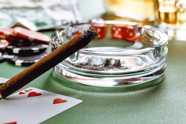 Close-up van sigaar en rode dobbelstenen kubussen, gokken concept — Stockfoto