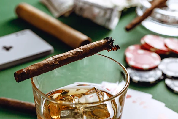 Cuban cigar, whiskey glass and chips on table — Stock Photo, Image