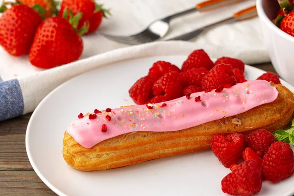 Pasta, ahşap masaya yakın.