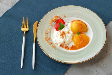 Süzme peynir ve konserve kayısı, sağlıklı kahvaltı.