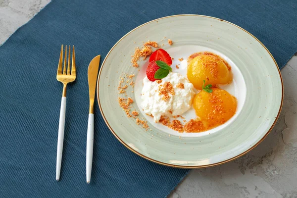 Süzme peynir ve konserve kayısı, sağlıklı kahvaltı.