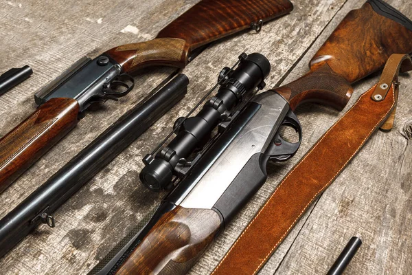 Muchos rifles de caza en la superficie de madera envejecida — Foto de Stock