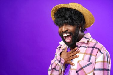 Genç Afro-Amerikan adam ağzı açık şaşırmış görünüyor.