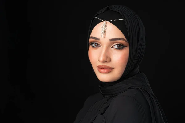 Close up portrait of beautiful muslim girl dressed in hijab — Stock Photo, Image