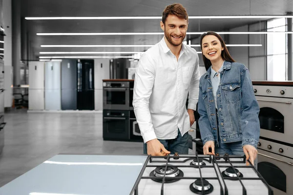 Feliz casal sorrindo acabou de comprar novos eletrodomésticos no hipermercado — Fotografia de Stock