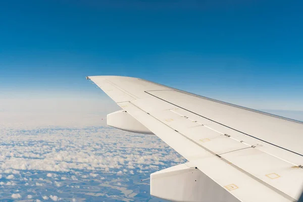 Ala de avião passsanger acima da terra, vista de dentro — Fotografia de Stock