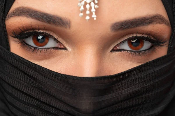 Close up portrait of beautiful muslim girl dressed in hijab — Stock Photo, Image