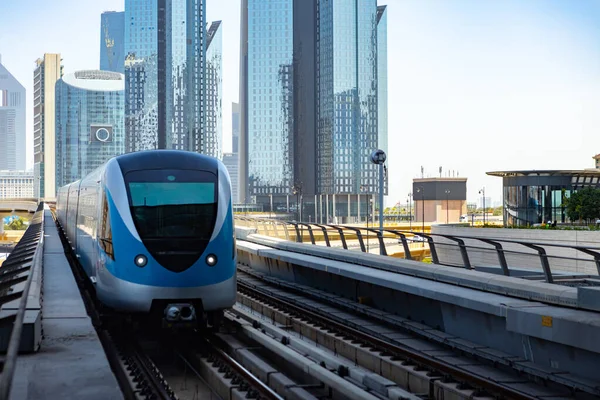 DUBAI, Emirados Árabes Unidos - MARÇO, 2020: Metrô de Dubai com arranha-céus ao fundo — Fotografia de Stock