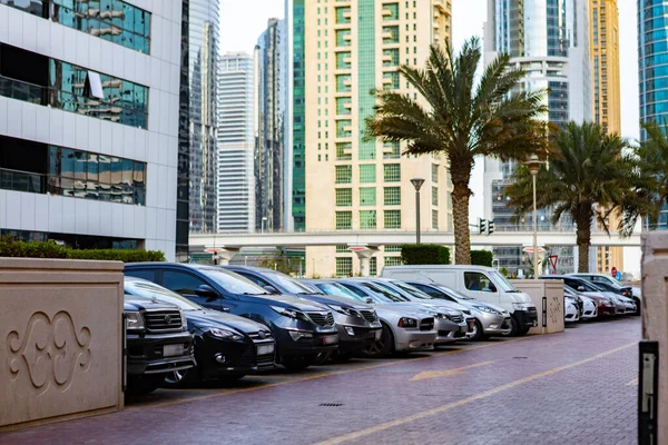 DUBAI, Émirats arabes unis - MARS 2020 : Voitures sur le parking dans une rue de Dubaï — Photo