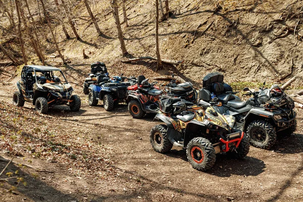 산악 도로에 주차 된 모든 지상 차량 ATV 차량 — 스톡 사진