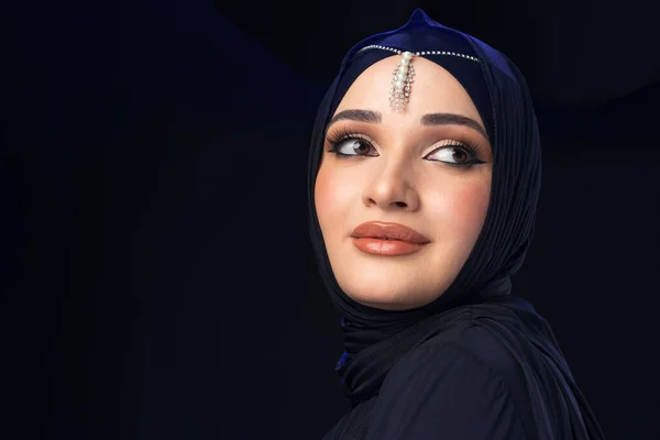 Close up portrait of beautiful muslim girl dressed in hijab — Stock Photo, Image