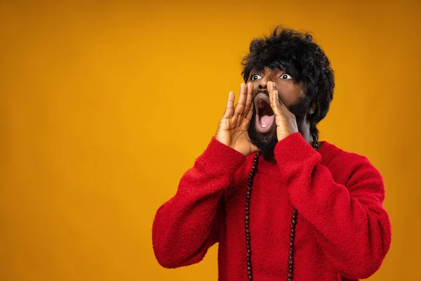 Gritando afro-americano cara contra fundo amarelo — Fotografia de Stock