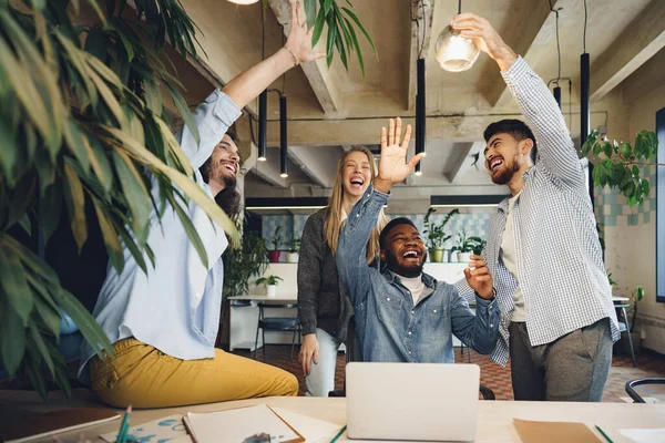 Feliz equipo de negocios lleno de alegría celebrar la victoria corporativa — Foto de Stock