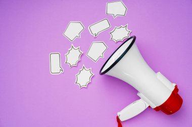 Mor arkaplanda elektronik megafon ve konuşma balonu