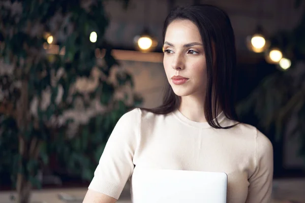 Portret van jonge casual vrouw met laptop — Stockfoto