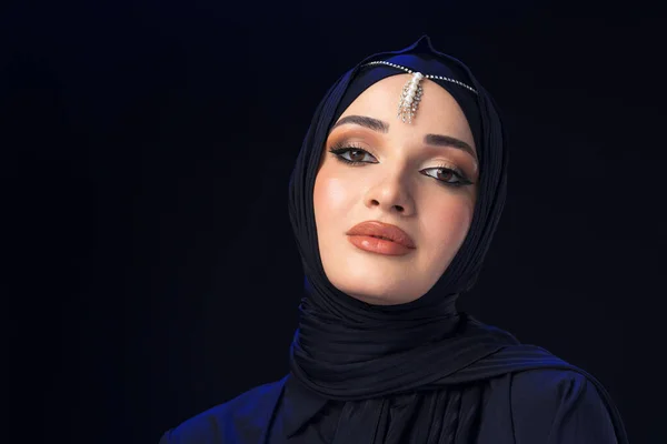 Close up portrait of beautiful muslim girl dressed in hijab — Stock Photo, Image