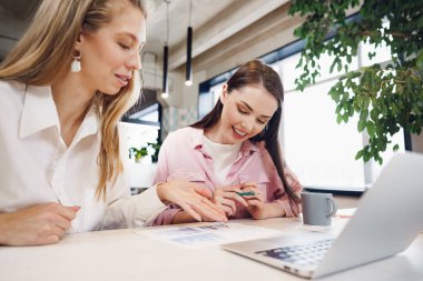 Ofiste birlikte çalışan iki kadın girişimci.