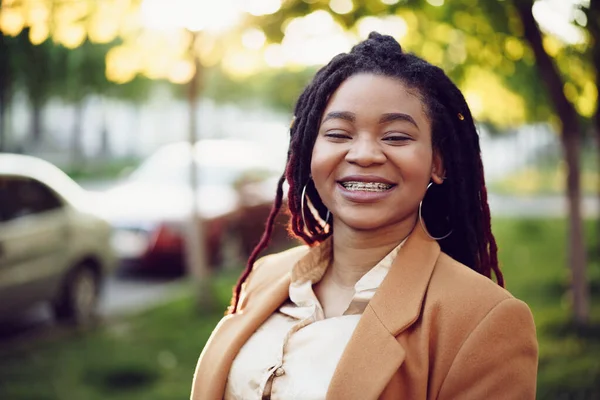 Portrait of a young black woman standing in a street — Stock Photo, Image