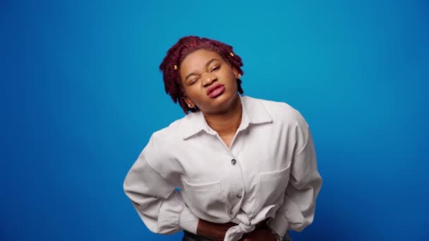 Άρρωστη Αφρο-Αμερικανίδα που υποφέρει από έντονο στομαχόπονο σε μπλε φόντο — Αρχείο Βίντεο