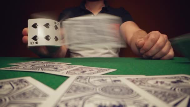 Primo piano dell'uomo che gioca a carte nel casinò — Video Stock