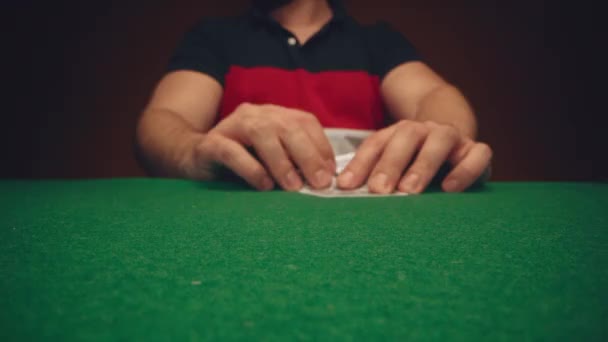 Закрытие человека, играющего в карточную игру в казино — стоковое видео