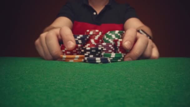 Jugador masculino moviendo fichas de casino en la mesa de póquer de cerca — Vídeos de Stock