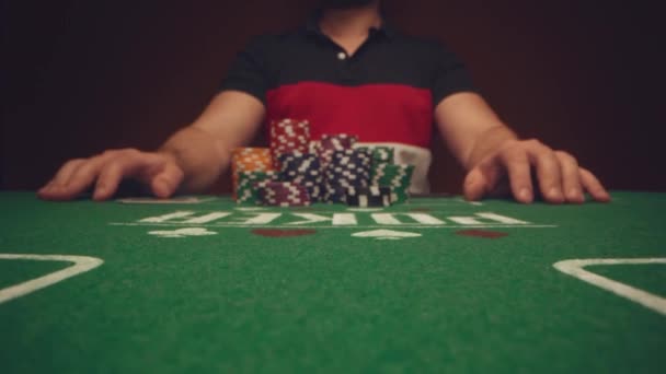 Joueur masculin pariant tous les jetons en jouant dans le casino, gros plan — Video