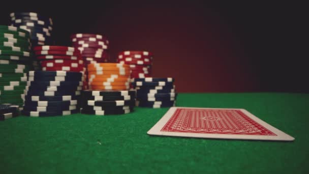 Poker speler toont zijn kaarten twee azen op pokertafel — Stockvideo