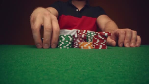 Jogador masculino movendo fichas de casino na mesa de poker de perto — Vídeo de Stock