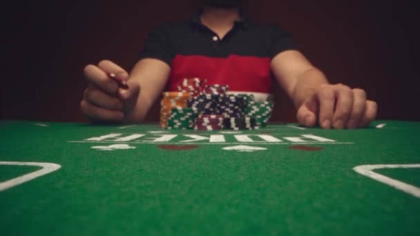 Giocatore maschile che scommette tutte le fiches mentre gioca nel casinò, da vicino — Video Stock