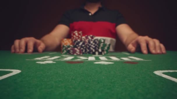 Giocatore maschile che scommette tutte le fiches mentre gioca nel casinò, da vicino — Video Stock