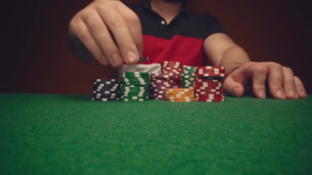 男性プレーヤー移動カジノチップ上のポーカーテーブル閉じるアップ — ストック動画