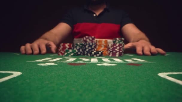 Joueur masculin pariant tous les jetons en jouant dans le casino, gros plan — Video