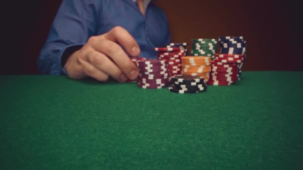 Чоловічий гравець робить ставки на всі фішки під час гри в казино, крупним планом — стокове відео