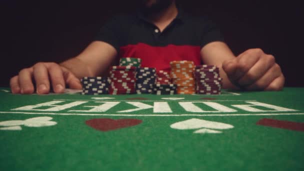 Joueur masculin pariant tous les jetons en jouant dans le casino, gros plan — Video