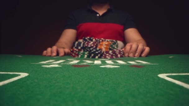 Man speler wedden alle chips in tijdens het spelen in casino, close-up — Stockvideo