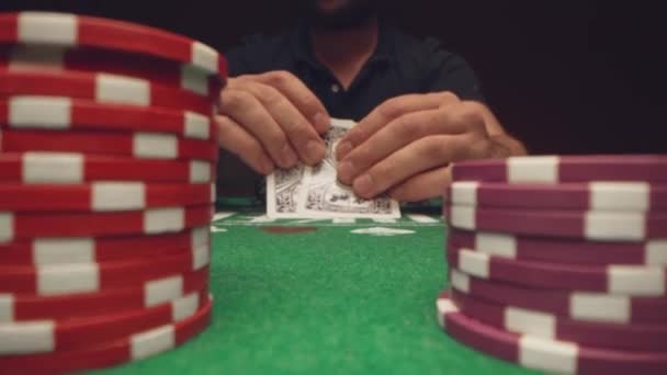 Mężczyzna gracz zakłady wszystkie żetony w podczas gry w kasynie, zbliżenie — Wideo stockowe
