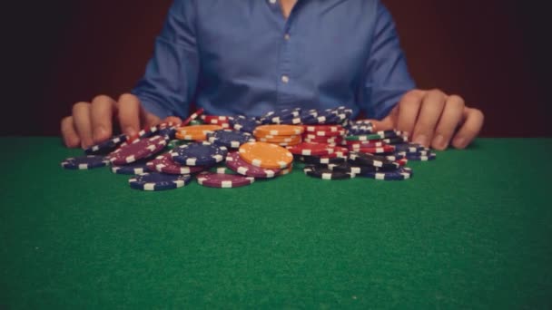 Man speler wedden alle chips in tijdens het spelen in casino, close-up — Stockvideo