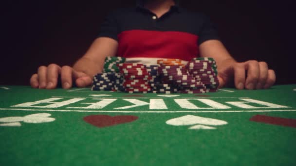 Jugador masculino apostando todas las fichas mientras juega en el casino, de cerca — Vídeos de Stock