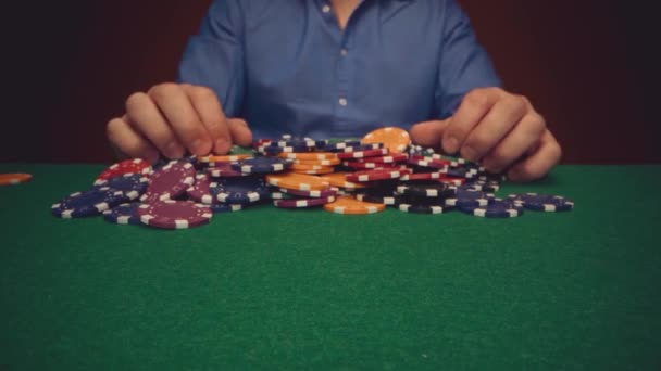 Man speler wedden alle chips in tijdens het spelen in casino, close-up — Stockvideo