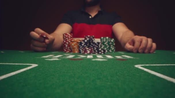 Férfi játékos fogadás minden zseton játék közben a kaszinóban, közelről — Stock videók