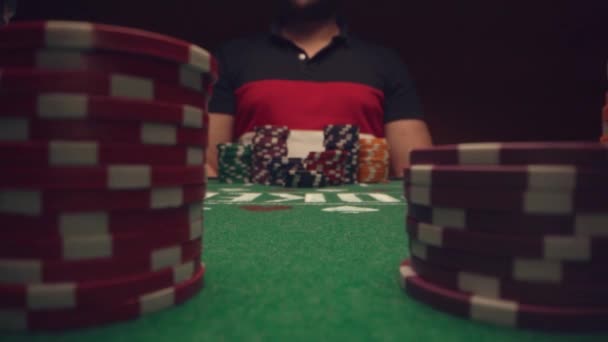 Muž hráč sázení všechny žetony při hraní v kasinu, zavřít — Stock video