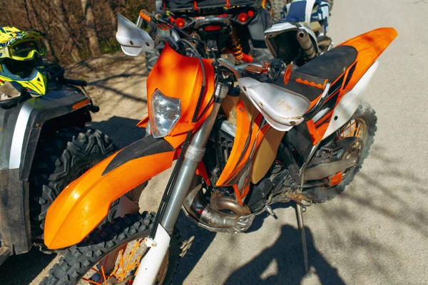 Szczegóły dotyczące zbliżenia motocykla poprzecznego zaparkowanego na ziemi — Zdjęcie stockowe