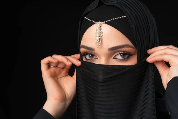 Közelkép portré gyönyörű muszlim lány öltözött hidzsáb — Stock Fotó