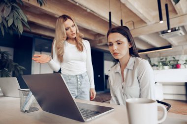 Genç bayan patronun kötü iş için astlarını azarlaması.