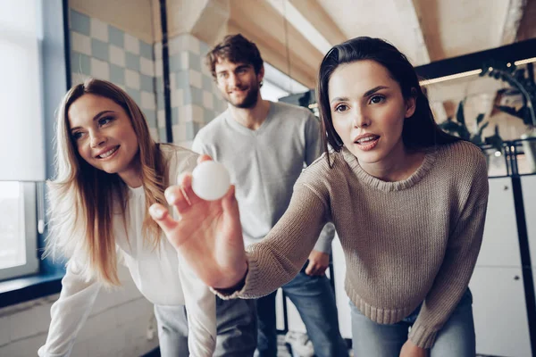 Jovens colegas de trabalho jogando cerveja pong no escritório moderno — Fotografia de Stock