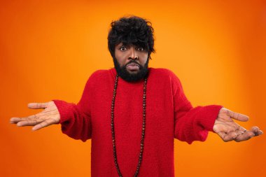 Siyah cahil adam el kol hareketi yapıyor. Bilmiyorum.