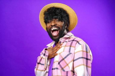 Genç Afro-Amerikan adam ağzı açık şaşırmış görünüyor.